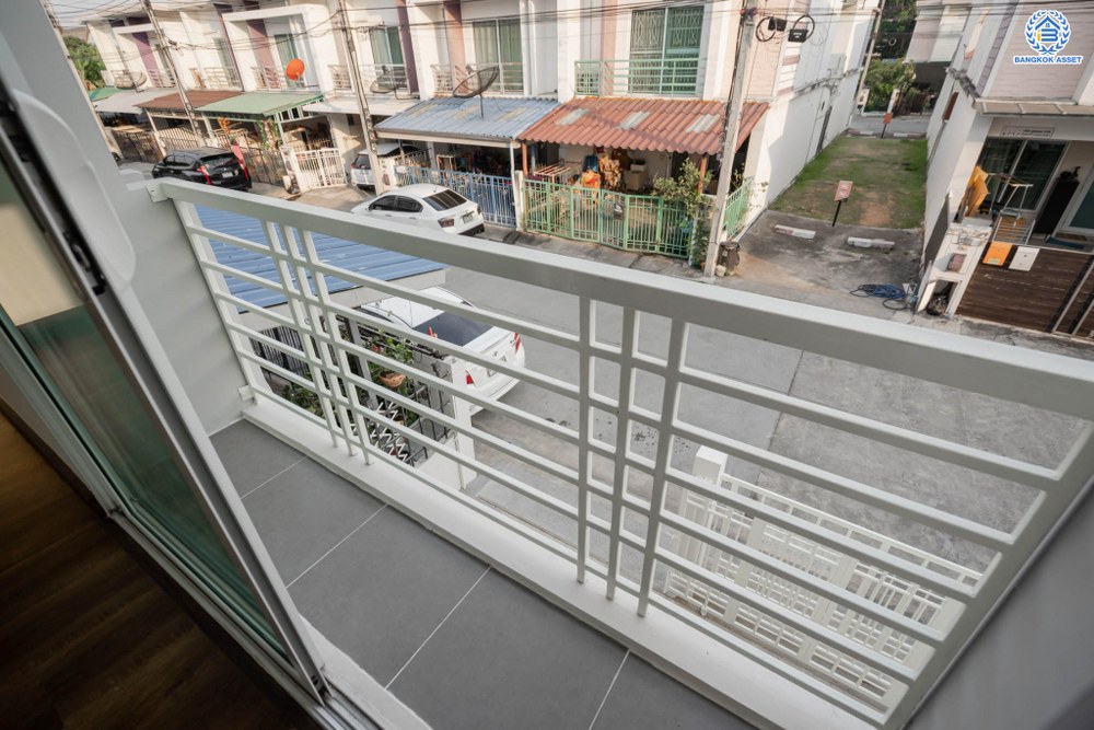 บ้านมือสองตกแต่งใหม่ โครงการ พฤกษาทาวน์เน็กซ์ ติวานนท์-พระราม5 หลังมุม เนื้อที่ 21.6 ตร.ว. ฟังก์ชัน 3 ห้องนอน 2 ห้องน้ำ 1 ที่จอดรถ พร้อมเข้าอยู่ได้ทันที บนทำเลเดินทางสะดวก ติดถนนนครอินทร์ เชื่อมต่อถนนราชพฤกษ์ ถนนกาญจนาภิเษก ใกล้จุดขึ้นทางด่วน "ศรีรัช" และรถไฟฟ้าสายสีม่วง "สถานีตลาดบางใหญ่"